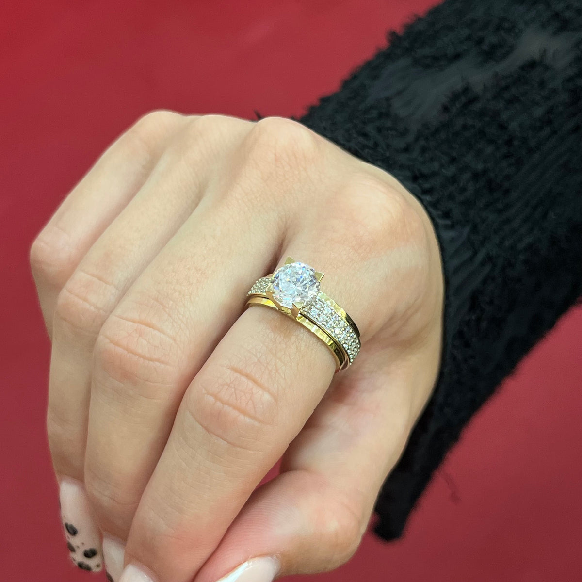 585 Glemera Tamtur Ring aus Gold 14K mit rundum gefassten Zirkonia-Steinen auf Damenhand