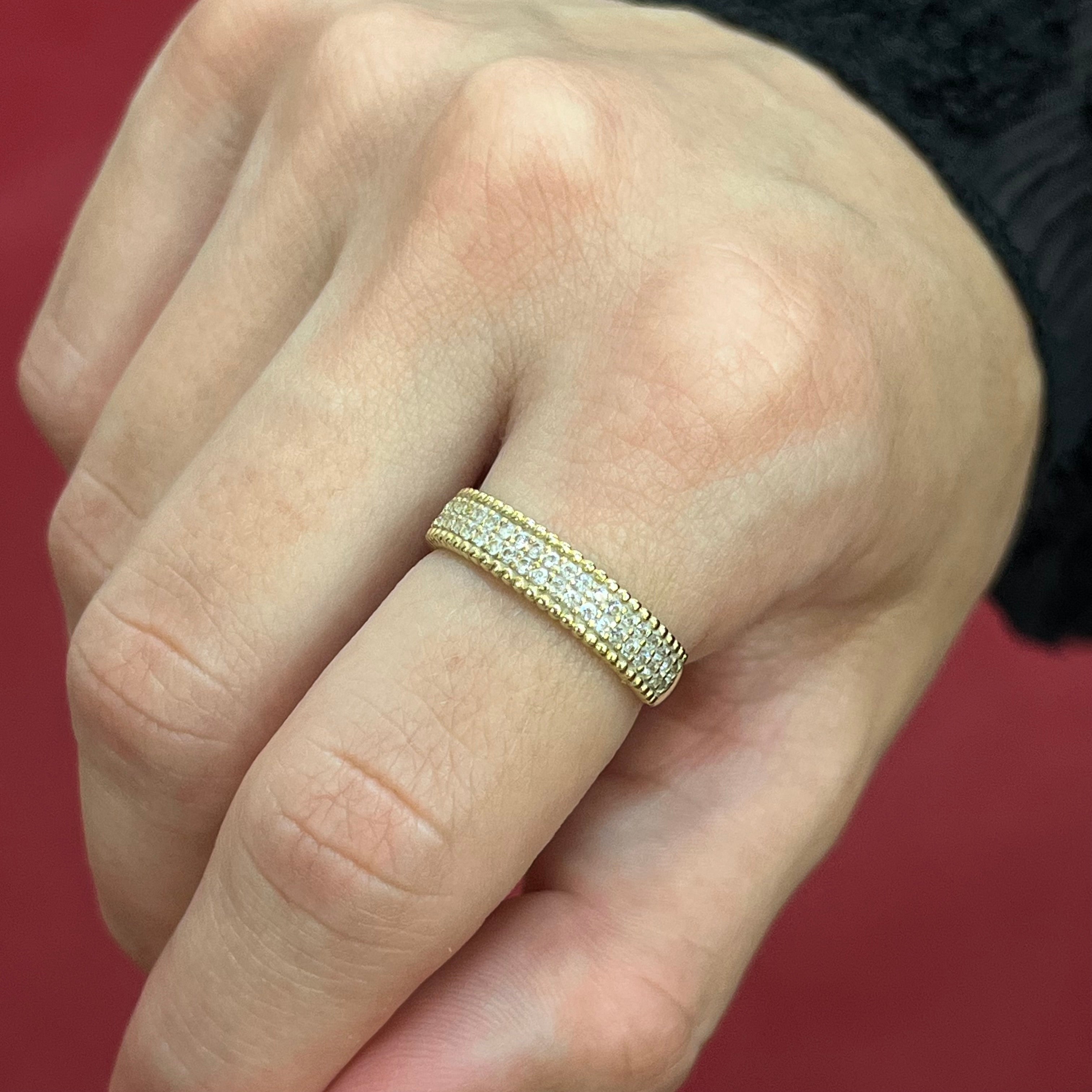 585 Glemera Tamtur Ring aus Gold 14K mit rundum gefassten Zirkonia-Steinen auf Damenhand