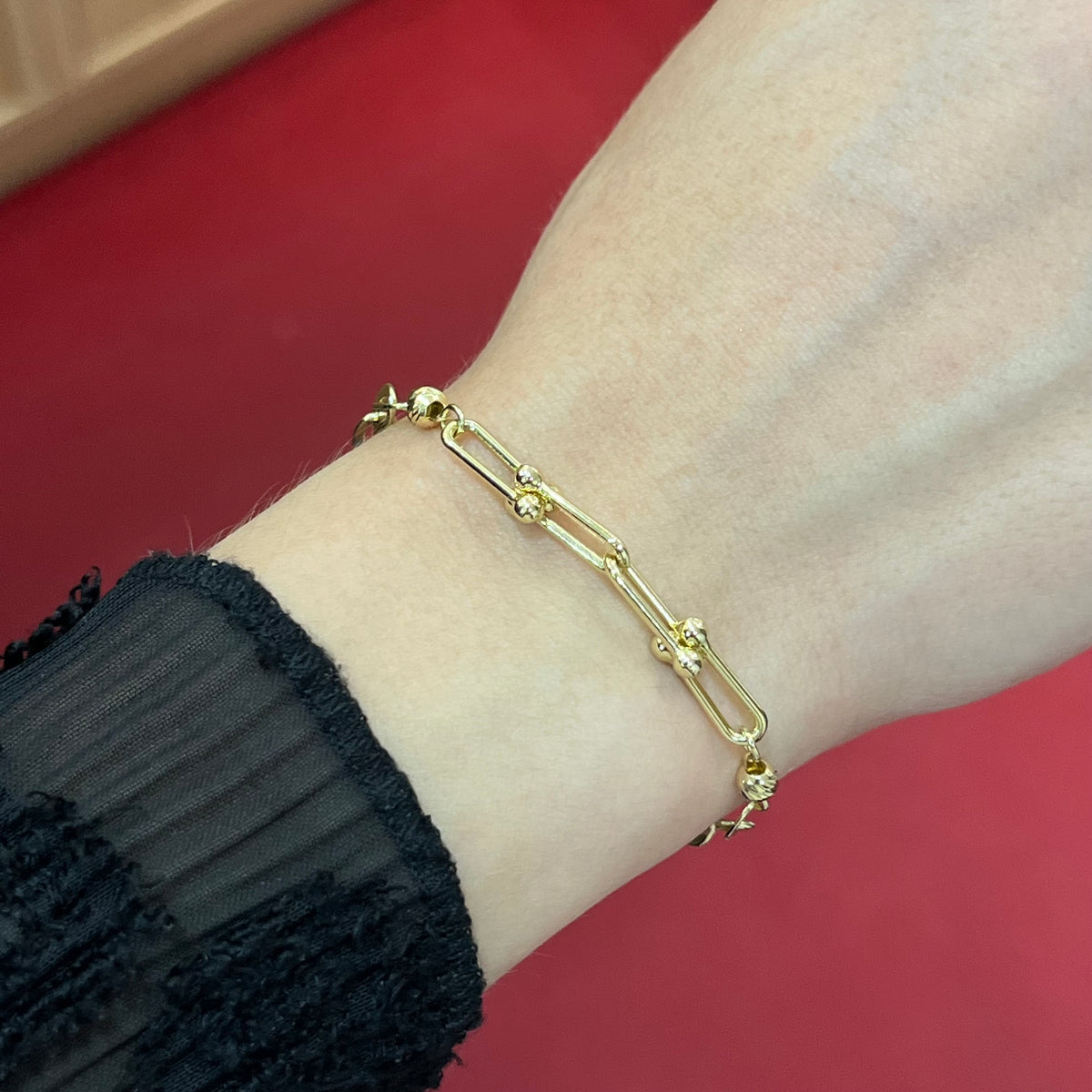 585 Glieder Cuban Armband aus 14K Gelbgold mit feinen Kugelverzierungen am Handgelenk