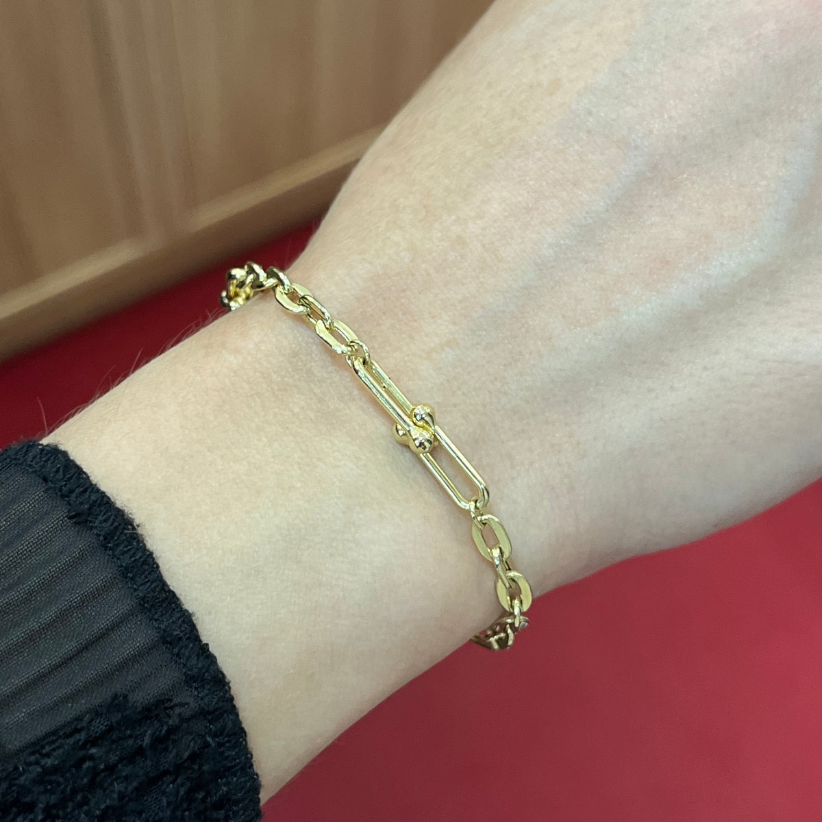 585 Gliederarmband aus 14K Gelbgold mit feinen ovalen Gliedern und Kugeldetails am Handgelenk