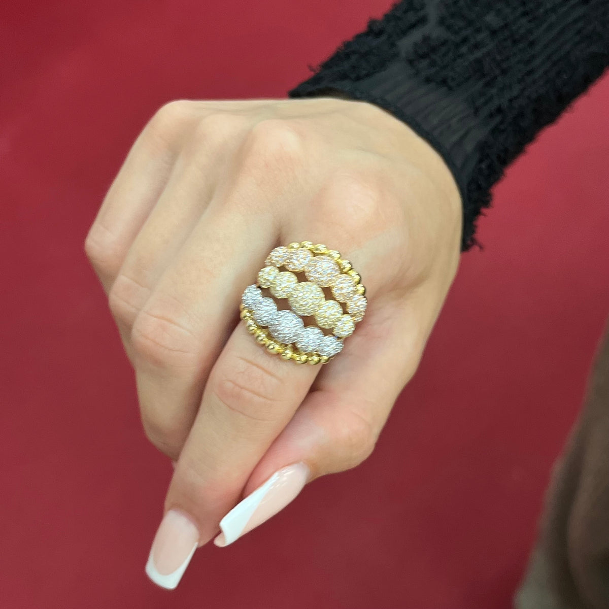 585 GoldBubbles Ring aus Bicolor-Gold 14K mit funkelnden Zirkonia-Kugeln auf Damenhand