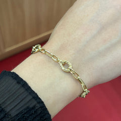 585 Golden Loop Armband aus 14K Gelbgold mit ovalen Gliedern und strukturierten Ringen am Handgelenk