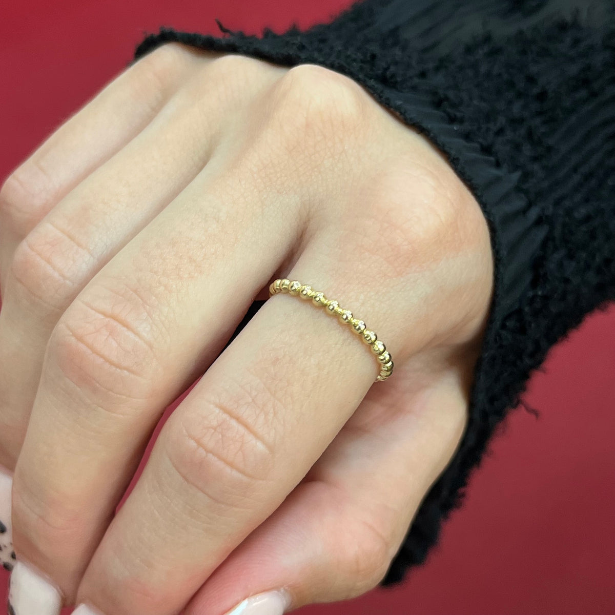 585 Goldots Ring aus Gold 14K im zarten Dorika Kugel Design auf Damenhand