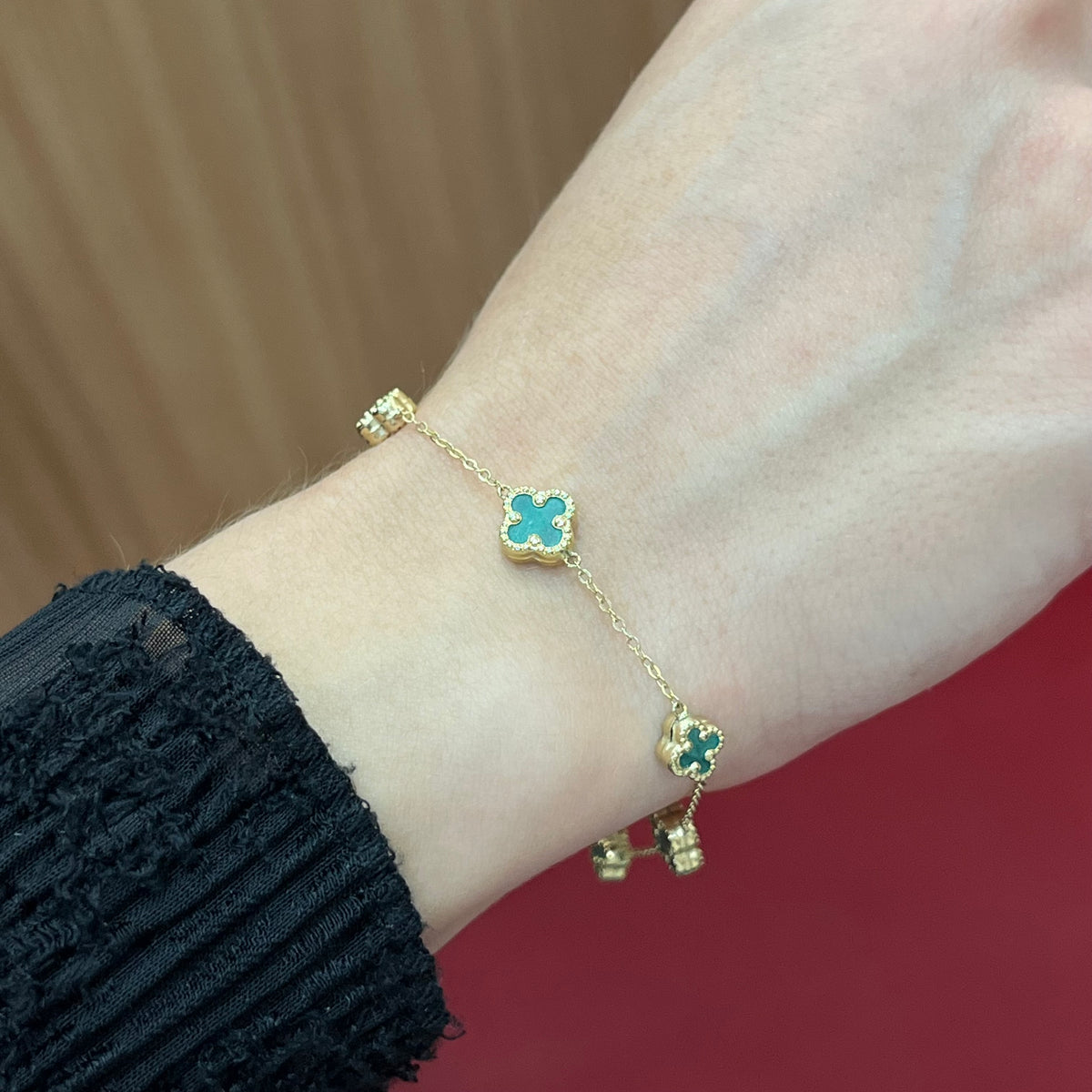 585 Green Clover Armband aus 14K Gelbgold mit grünen Kleeblatt-Elementen am Handgelenk