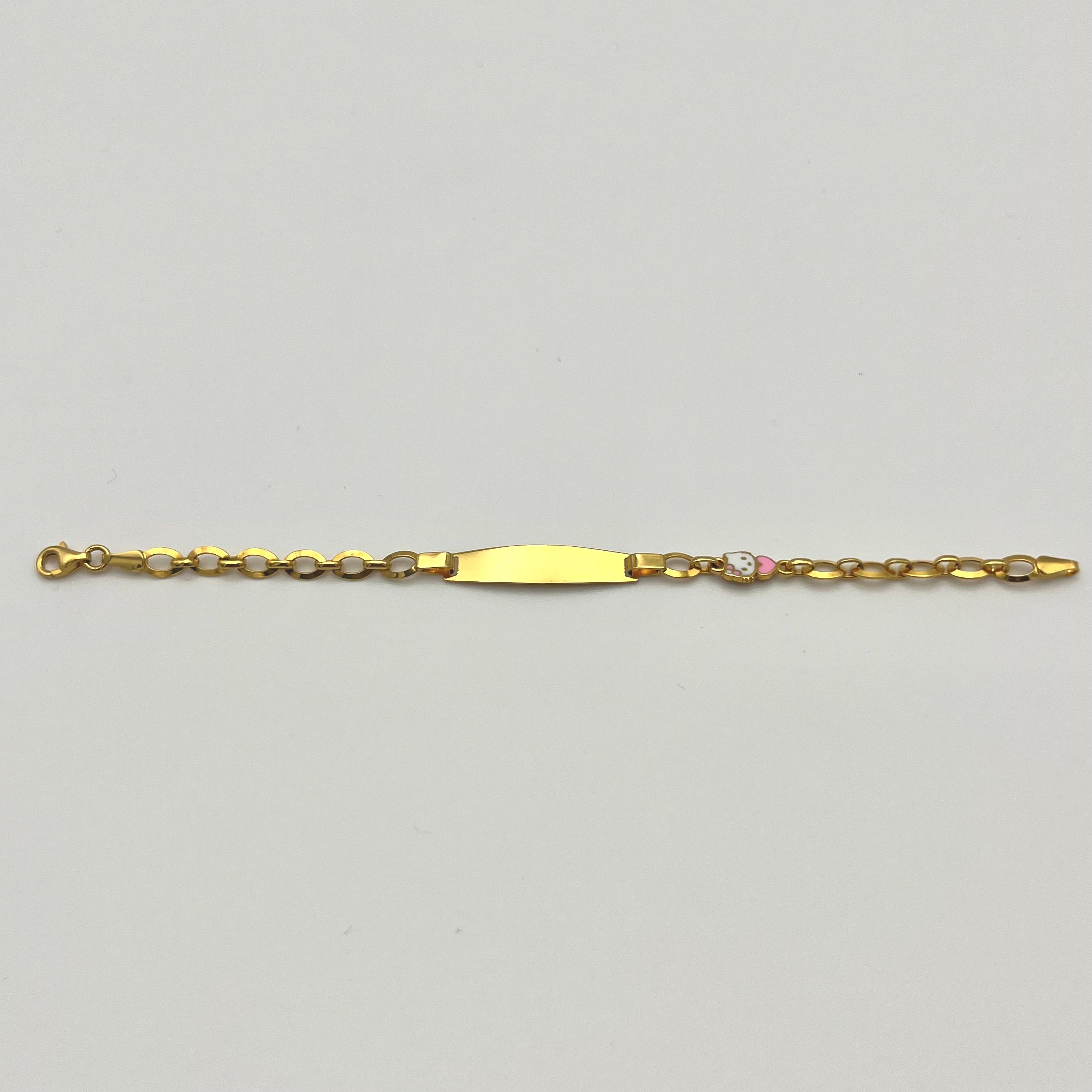 Detailansicht des Hello Kitty Motivs am Kinderarmband aus 916 Gold