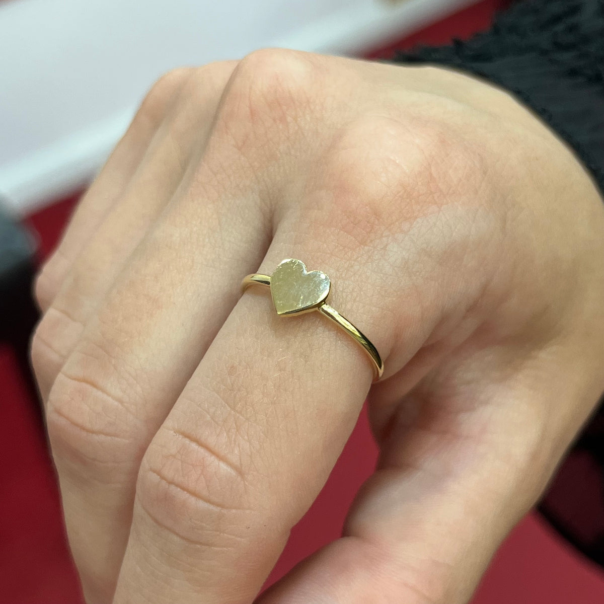 585 Herz Ring aus Gold 14K mit gravierbarem Herz-Design auf Damenhand