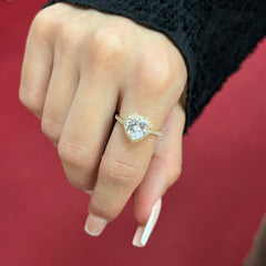 585 Herz Zirkonia Ring aus Gelbgold 14K mit herzförmigem Zirkonia und Pavé-Fassung auf Damenhand