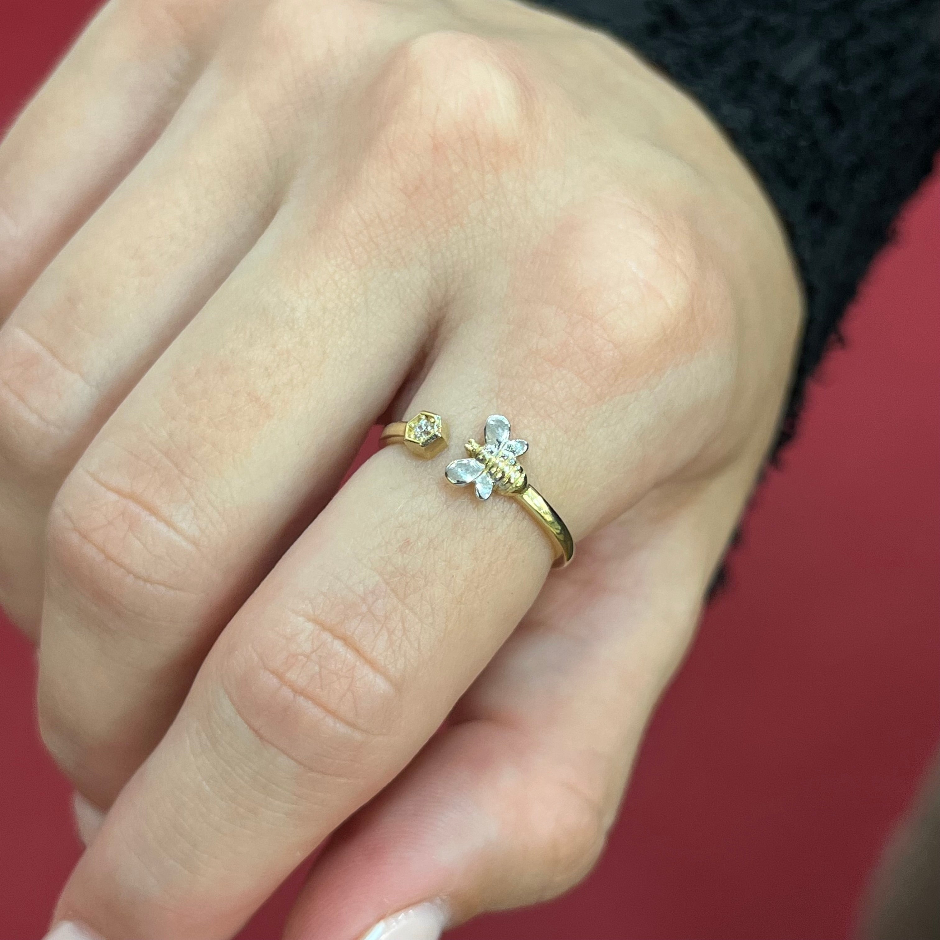 585 Honeyra Ring aus Gold 14K mit filigranem Bienen-Design auf Damenhand