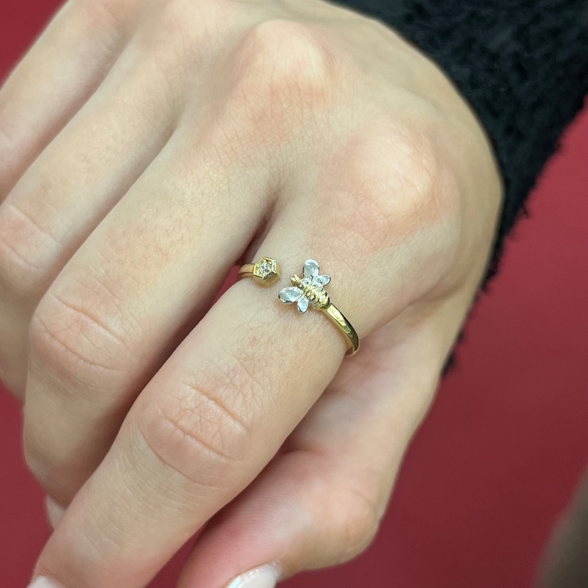 585 Honeyra Ring aus Gold 14K mit filigranem Bienen-Design auf Damenhand