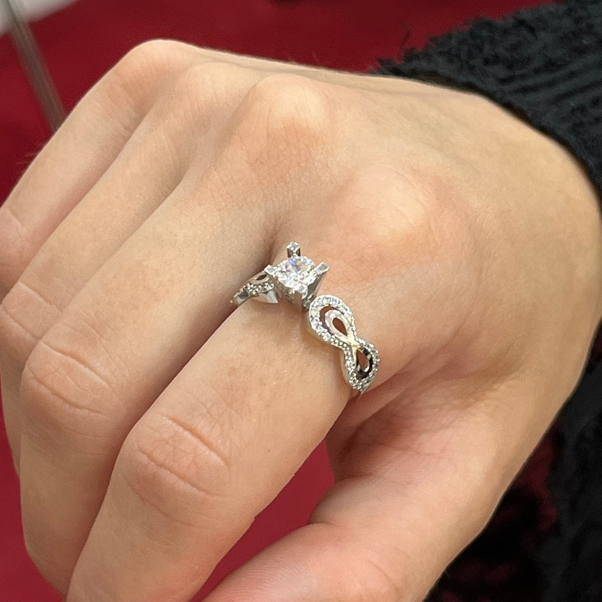 585 Infinity Einstein Ring aus 14K Weißgold mit Zirkonia-Stein und Infinity-Schleife am Finger