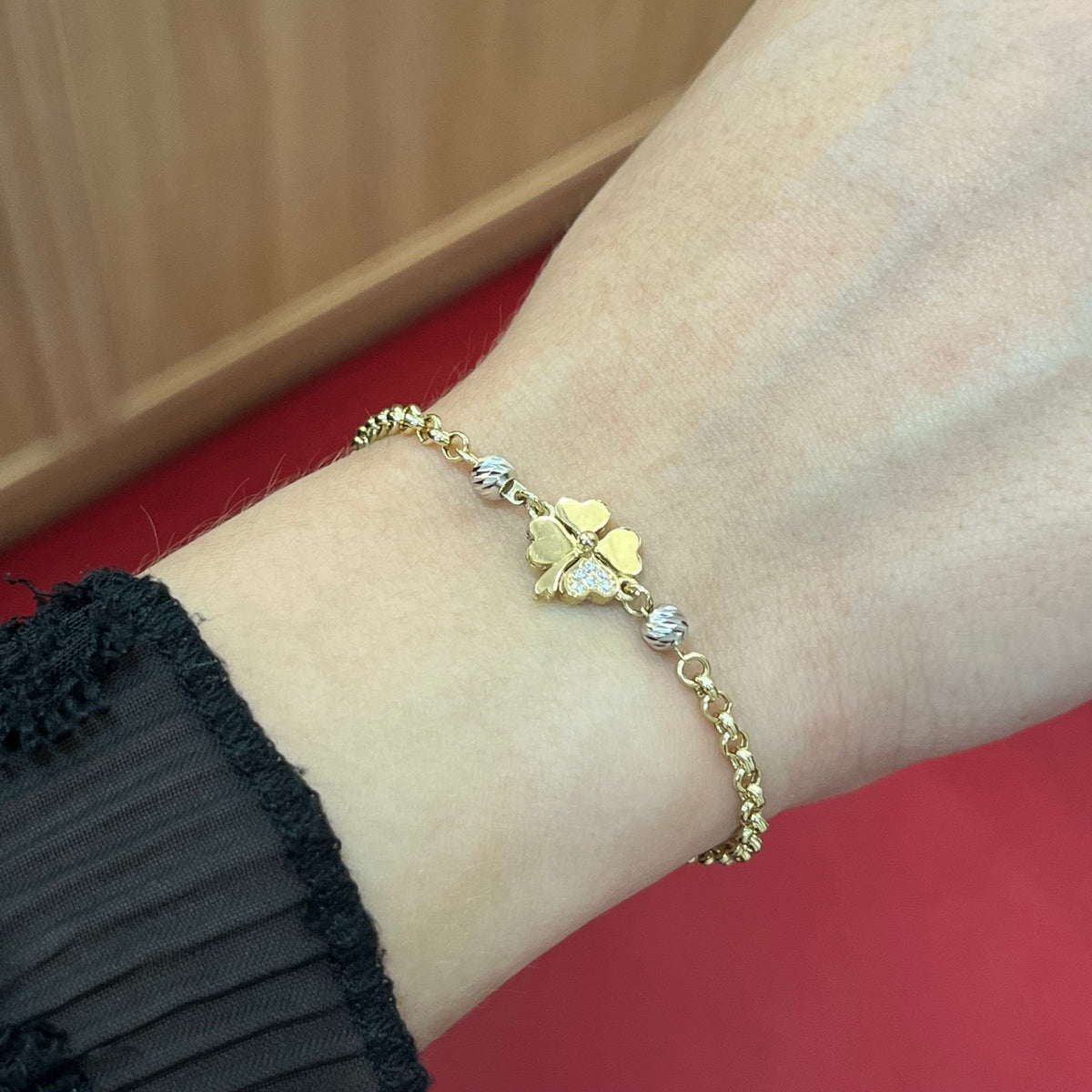 585 Kleeblatt Armband aus 14K Gelbgold mit funkelndem Zirkonia-Kleeblatt und Weißgold-Akzenten am Handgelenk