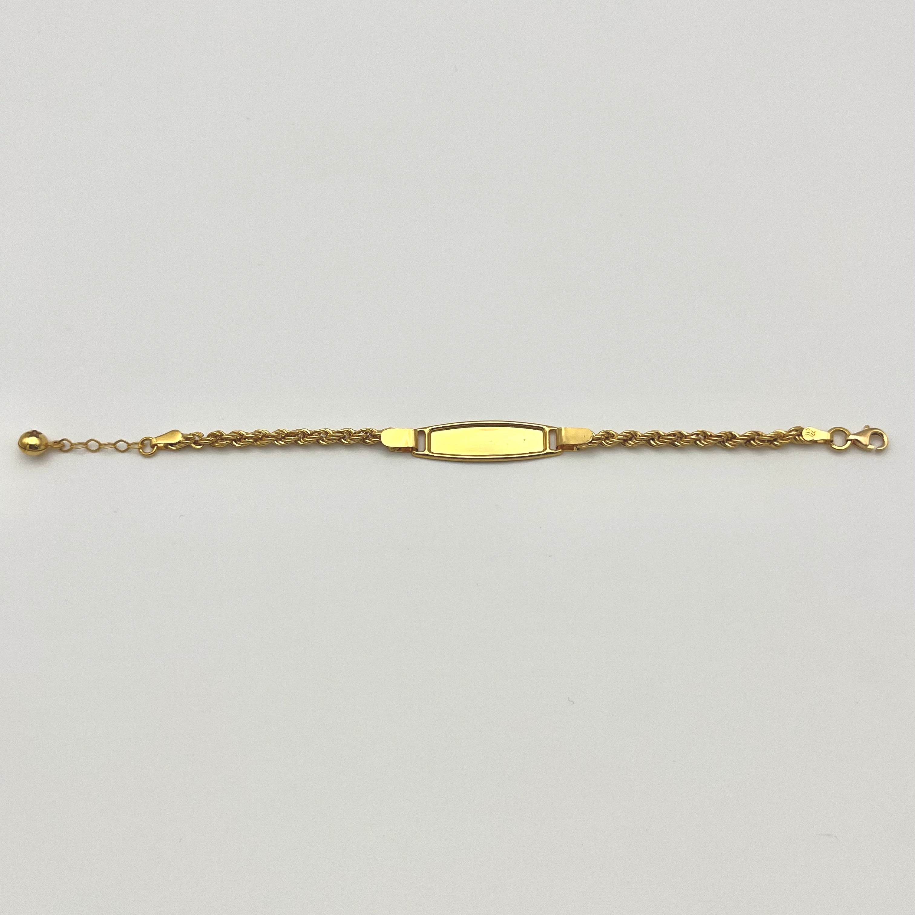 Detailansicht des gedrehten Kordel-Designs am Kinderarmband aus 916 Gold