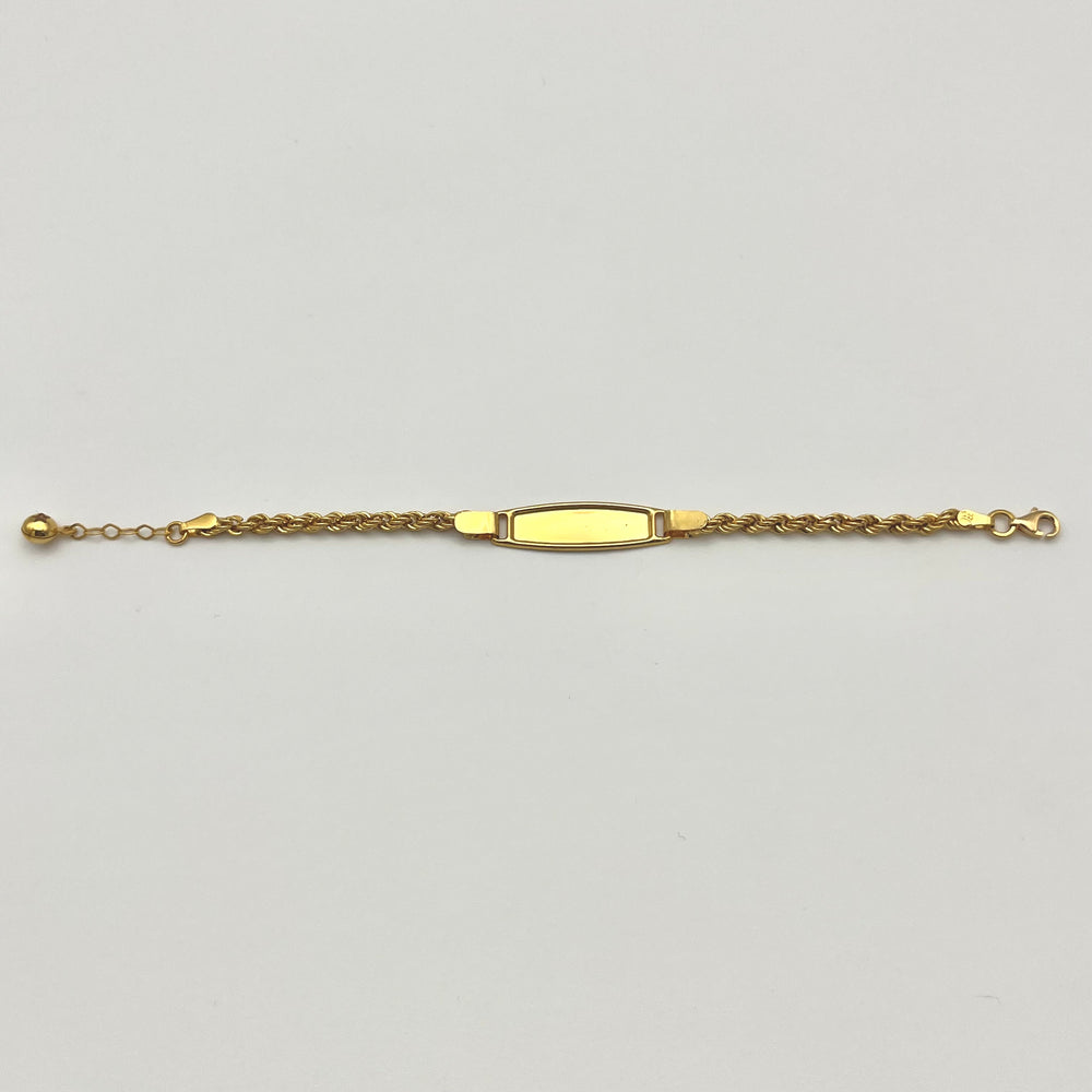 Detailansicht des gedrehten Kordel-Designs am Kinderarmband aus 916 Gold