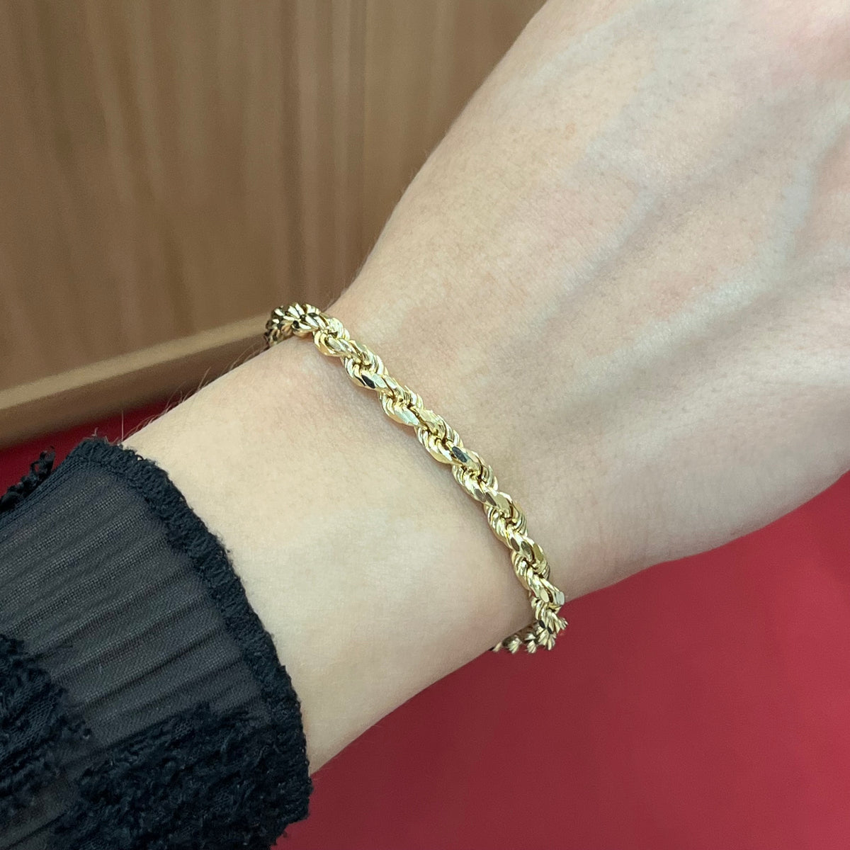 585 Kordellen Halat Armband aus 14K Gelbgold mit gedrehter Struktur am Handgelenk