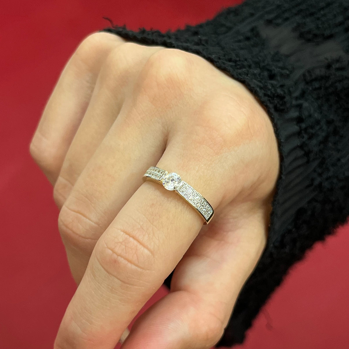 585 Lineux Einstein Ring aus Gold 14K mit zentralem Zirkonia und Pavé-Seitenbesatz auf Damenhand