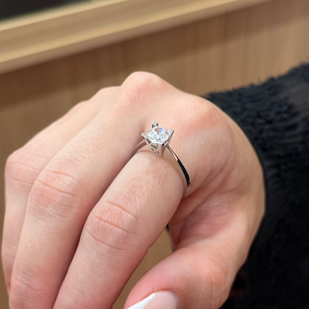 585 Liora Einstein Ring aus 14K Weißgold mit Zirkonia-Solitär in Vier-Krappen-Fassung