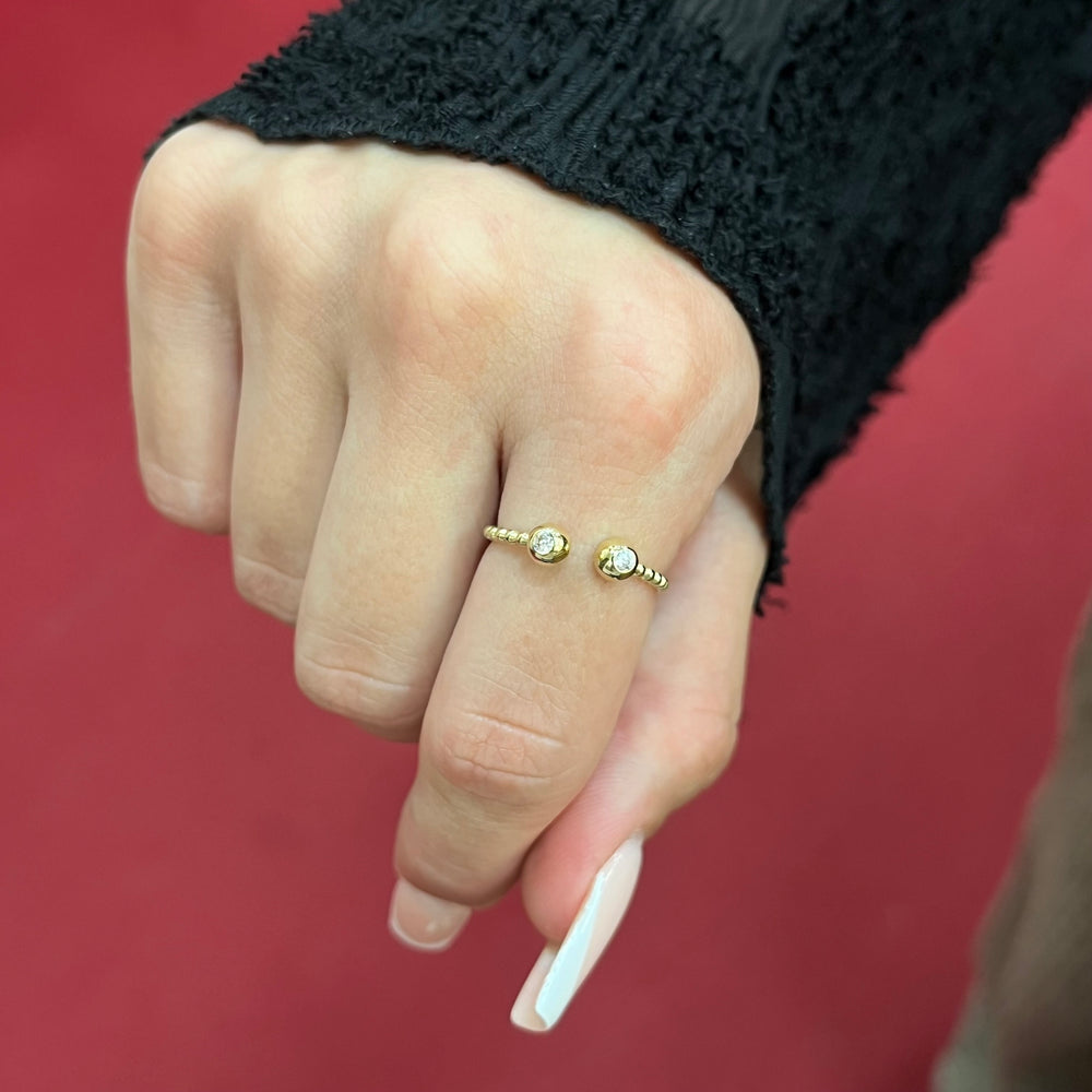 585 Lyra Duo Ring aus Gelbgold 14K mit zwei funkelnden Zirkonia-Steinen auf Damenhand