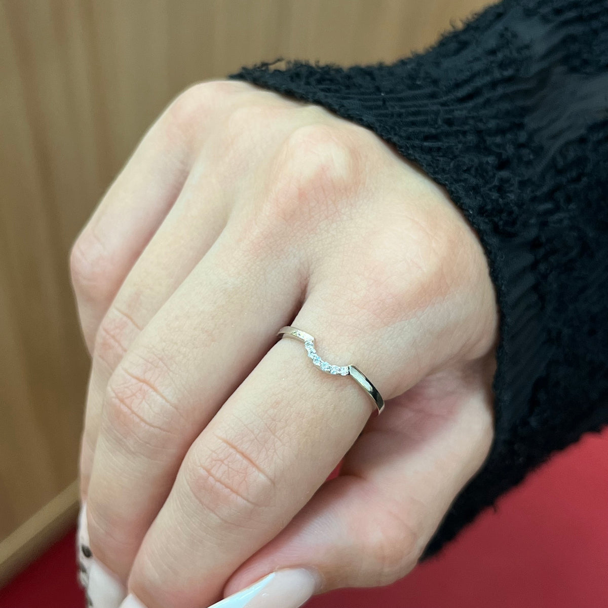 585 Majeste Fünfstein Ring aus 14K Weißgold mit fünf funkelnden Zirkonia-Steinen am Finger