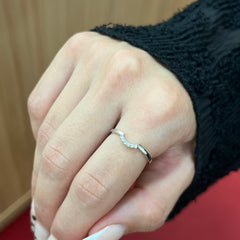 585 Majeste Fünfstein Ring aus 14K Weißgold mit fünf funkelnden Zirkonia-Steinen am Finger