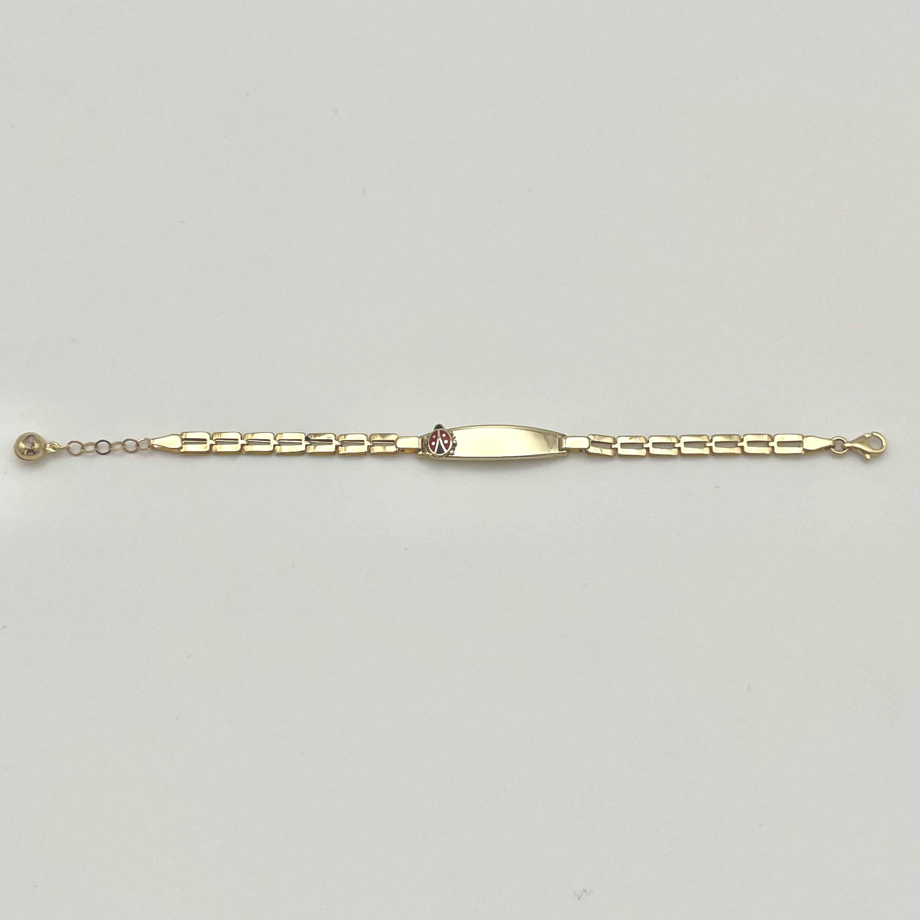 Detailansicht des Ladybug-Motivs (Marienkäfer) am Kinderarmband aus 585 Gold
