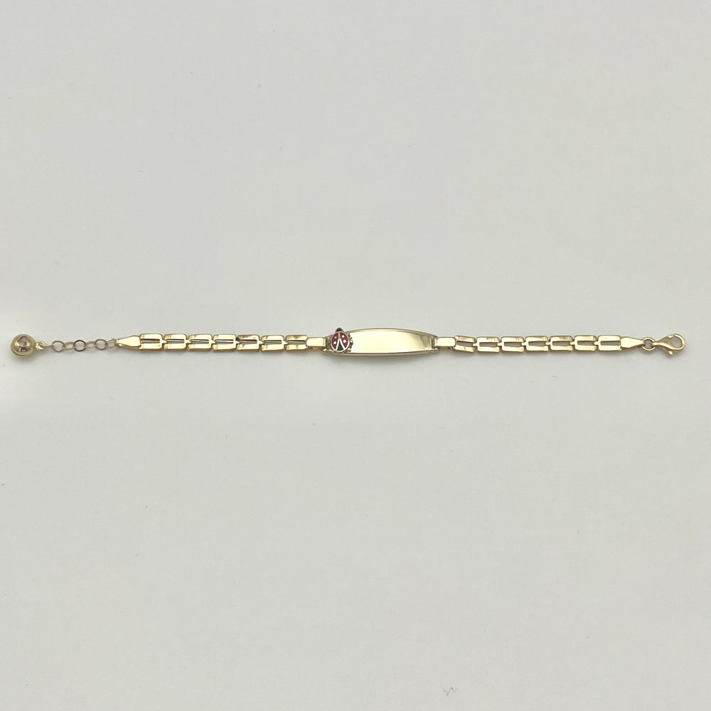 Detailansicht des Ladybug-Motivs (Marienkäfer) am Kinderarmband aus 585 Gold