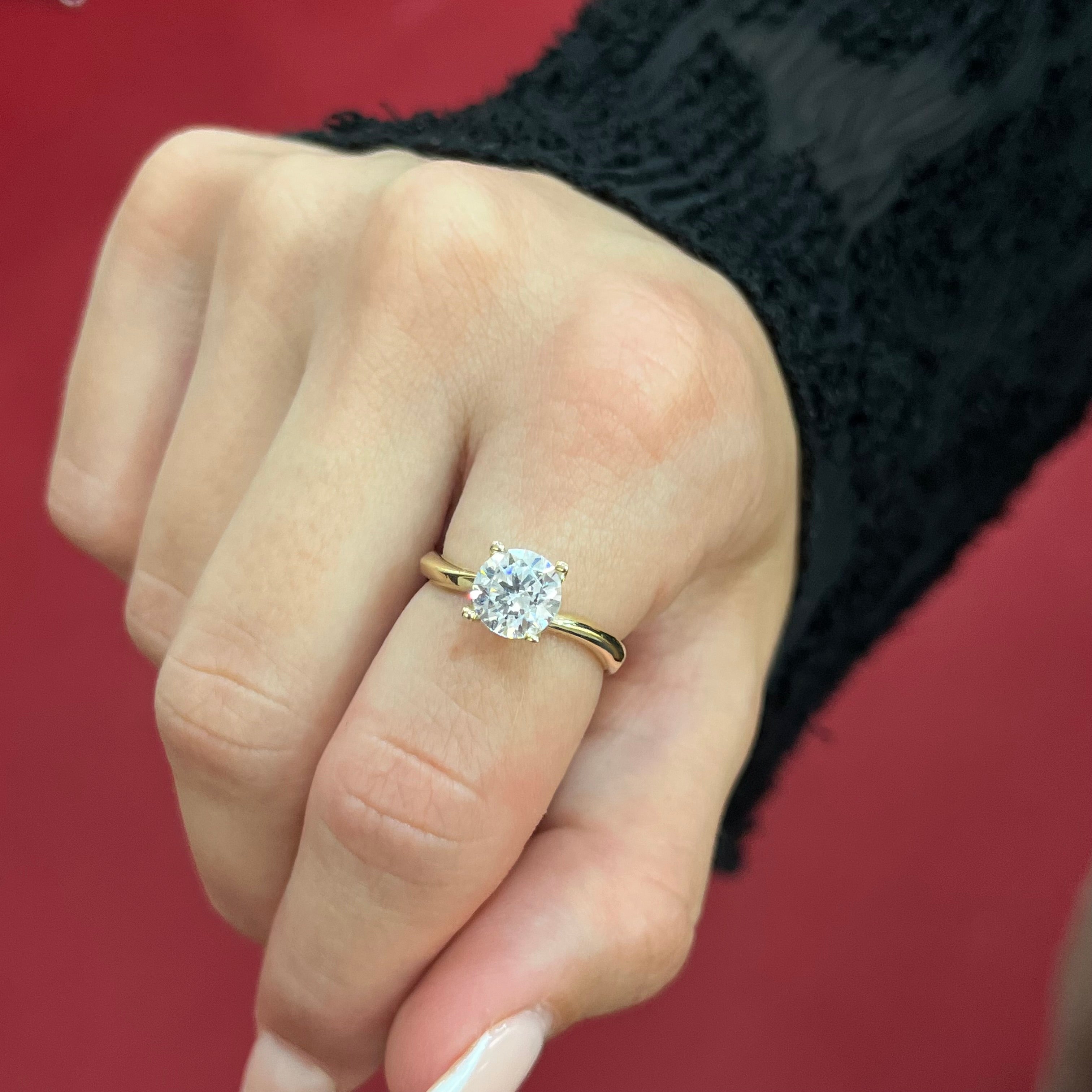 585 Mira Einstein Ring aus Gelbgold 14K mit rundem Zirkonia-Solitär auf Damenhand