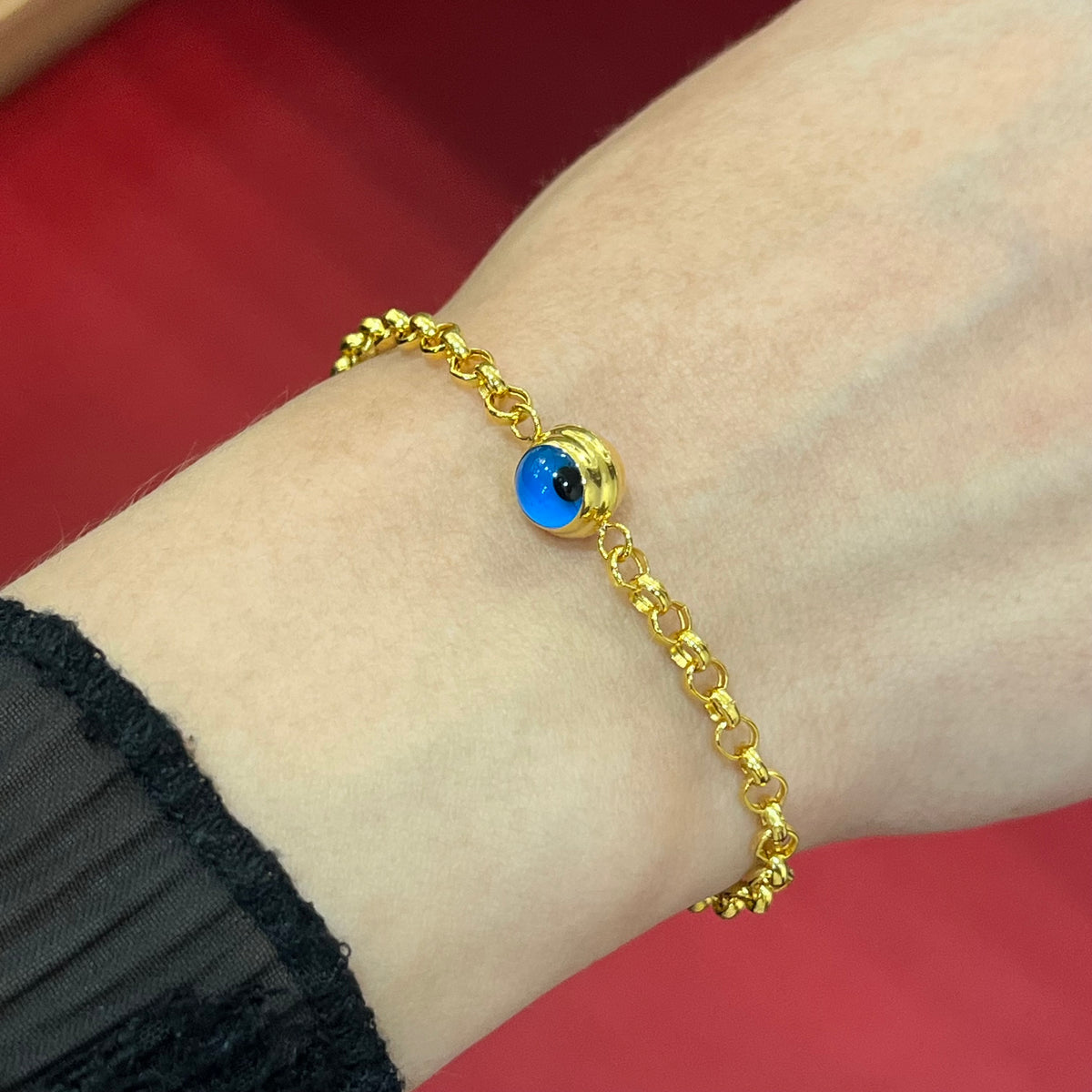 585 Nazar Armband aus 14K Gelbgold mit blauem Nazar-Auge als Schutzsymbol am Handgelenk