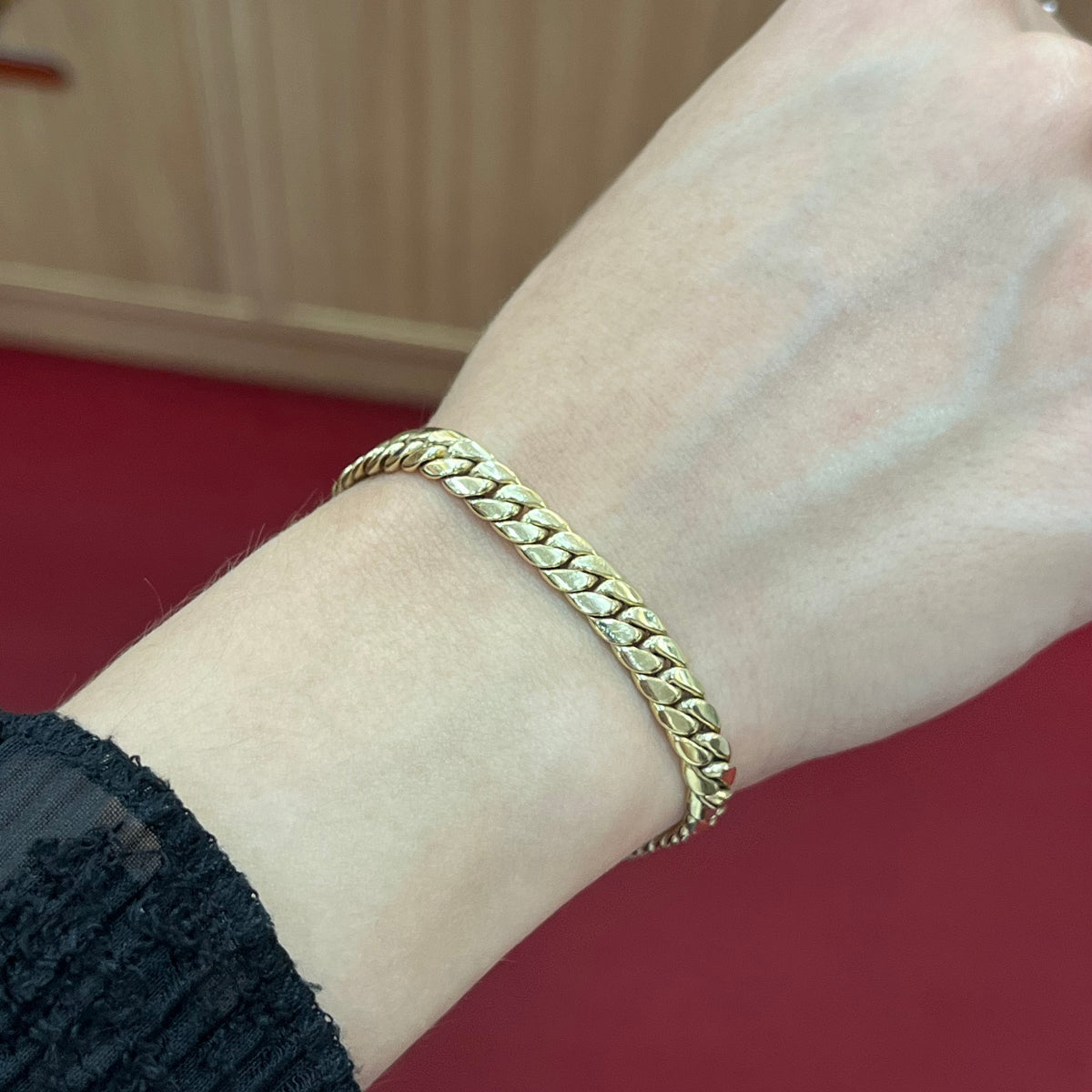 585 Panzer Link Armband aus 14K Gold am Handgelenk – klassisches Gliederdesign mit polierter Oberfläche