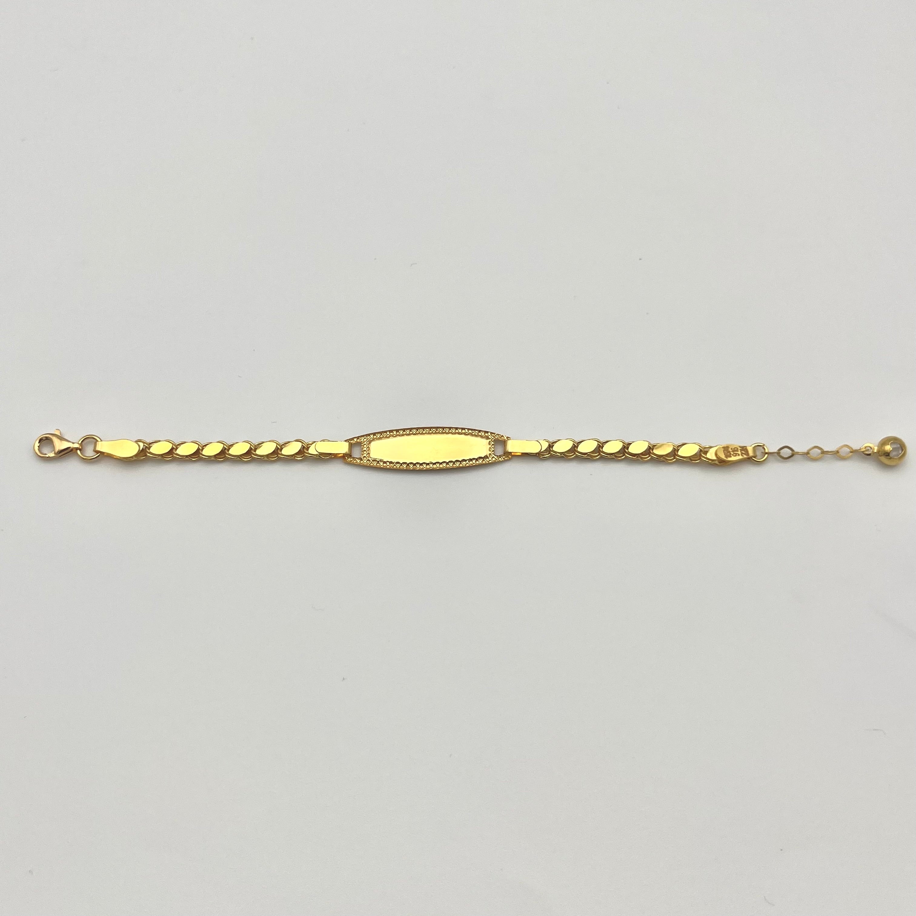 Detailansicht der feinen Goldplättchen am Kinderarmband aus 916 Gold