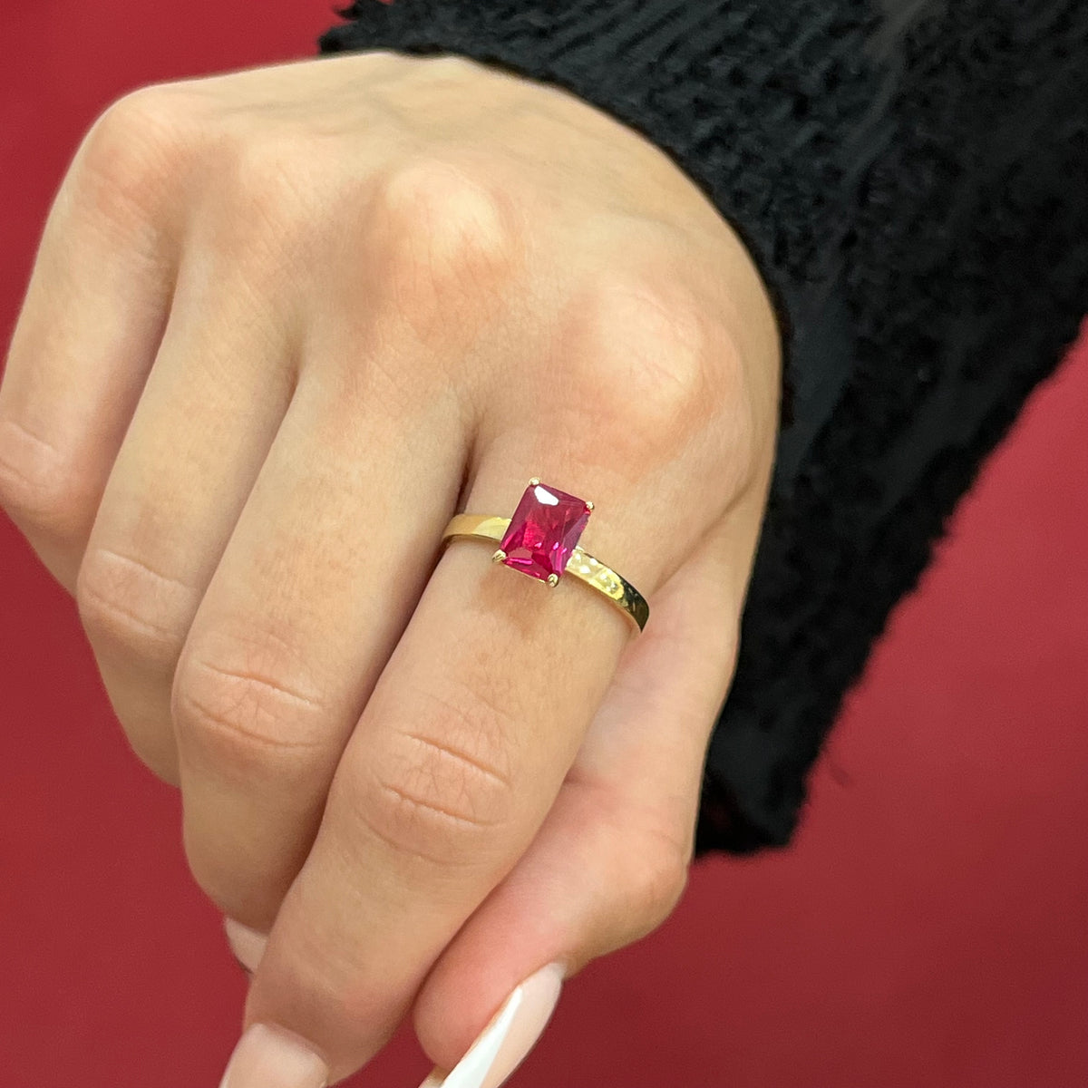 585 Red Baget Ring aus Gelbgold mit rotem Baget-Zirkonia an Damenhand