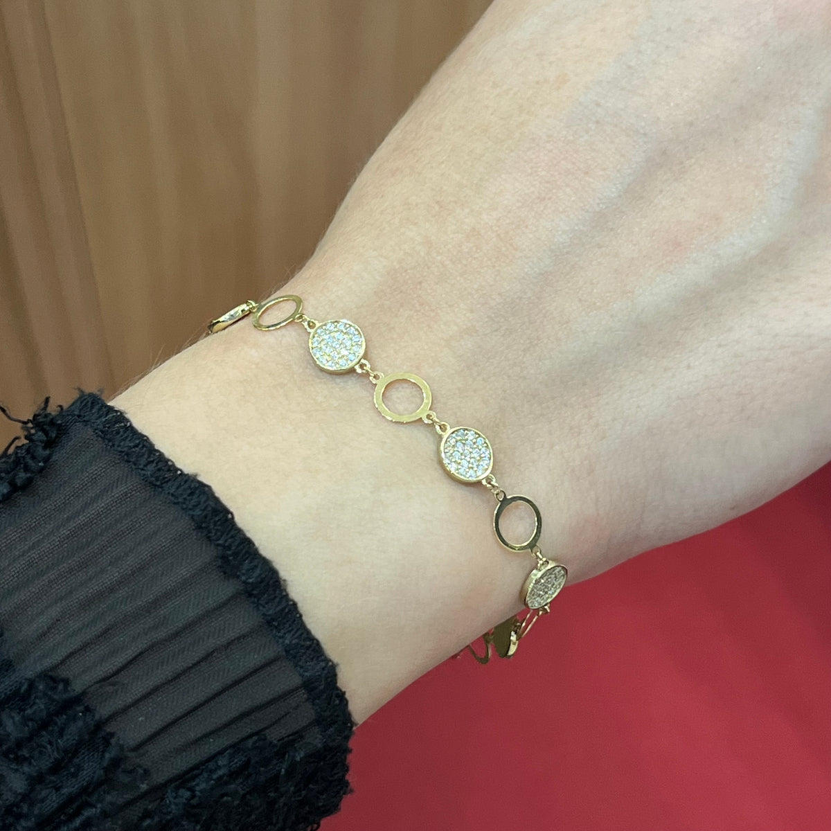 585 Shiny Armband aus 14K Gelbgold mit runden Zirkonia-Plättchen und polierten Goldkreisen am Handgelenk