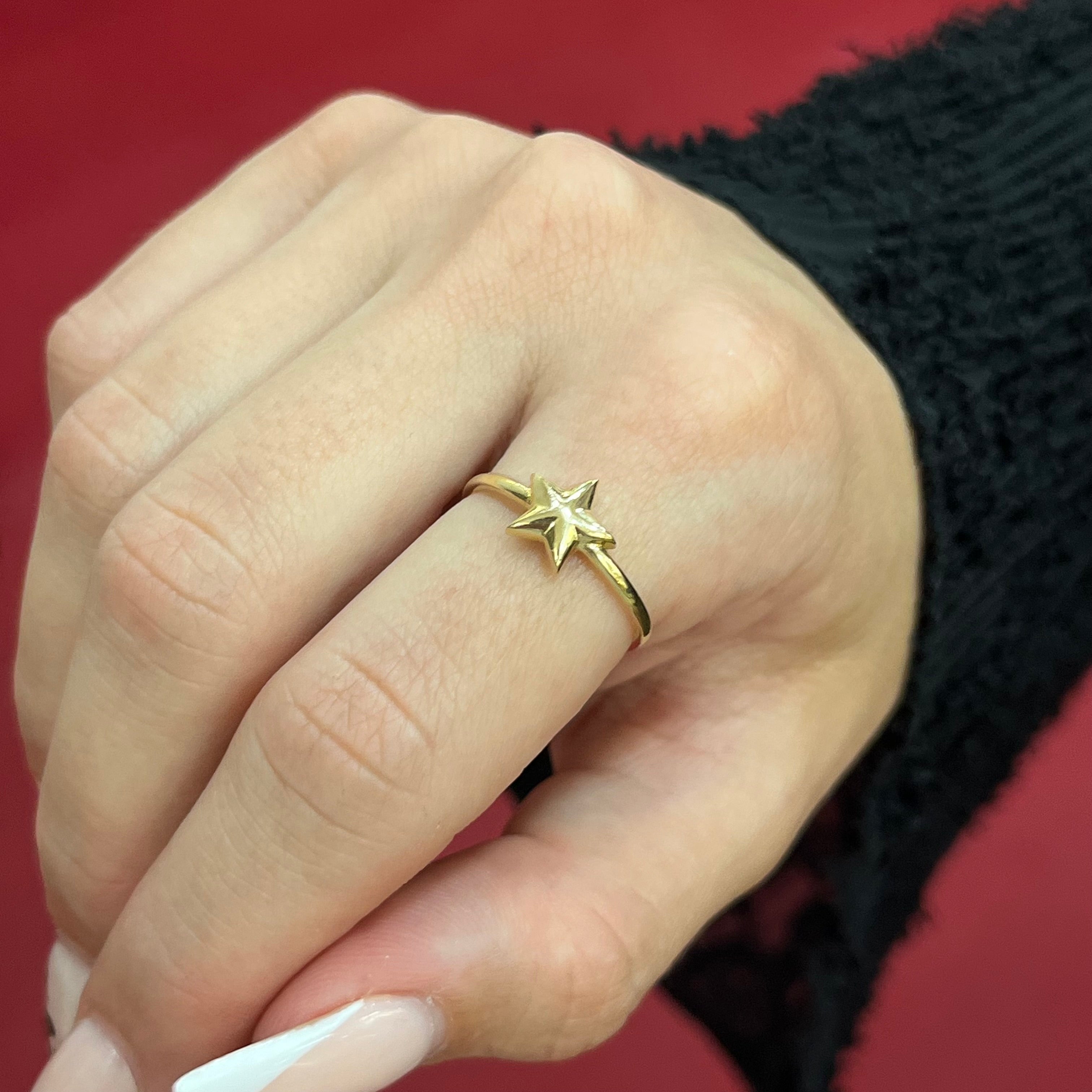 585 Stellina Ring aus Gold 14K mit filigranem Stern Design auf Damenhand