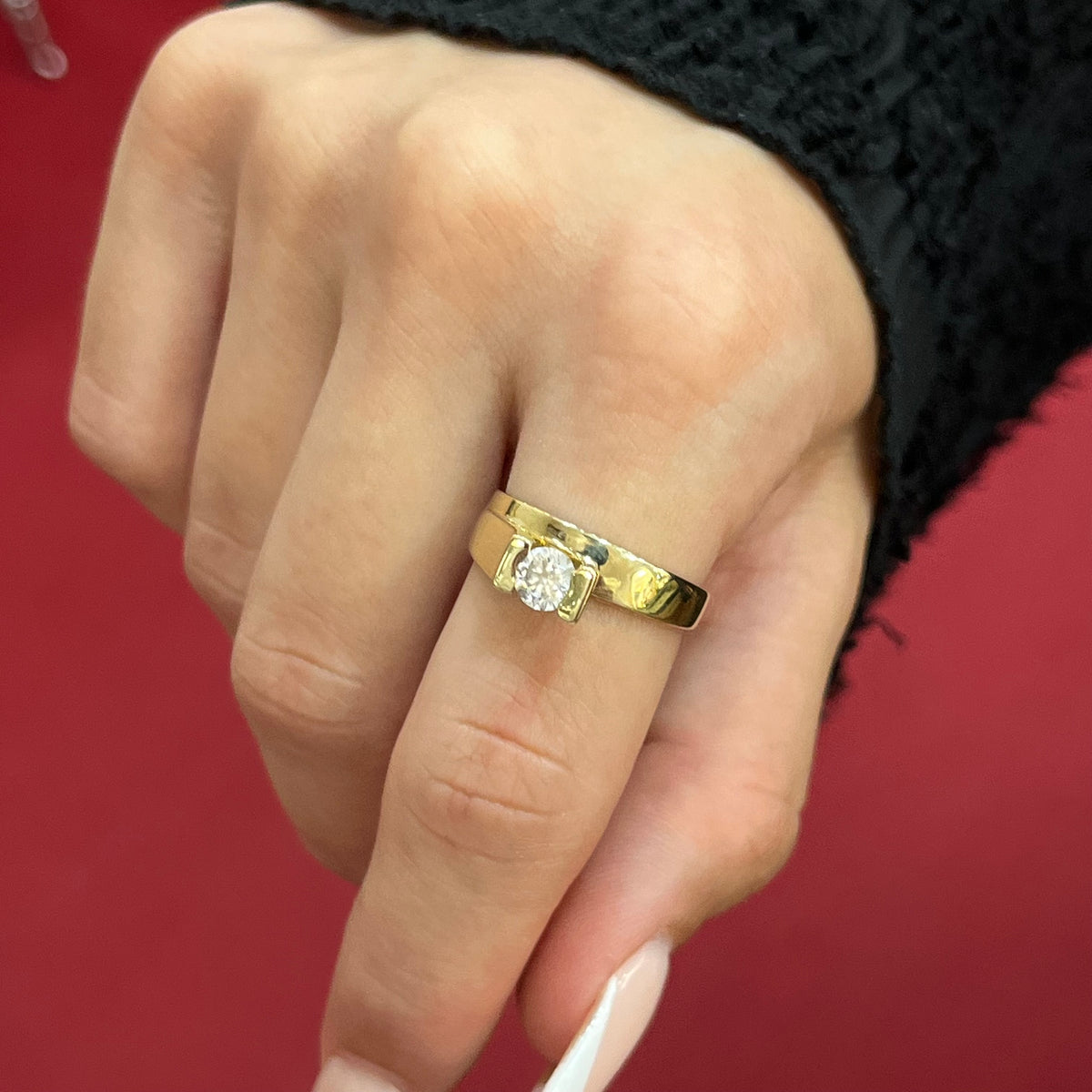 585 StoneLine Ring aus Gelbgold 14K mit zentralem Zirkonia im modernen Design auf Damenhand