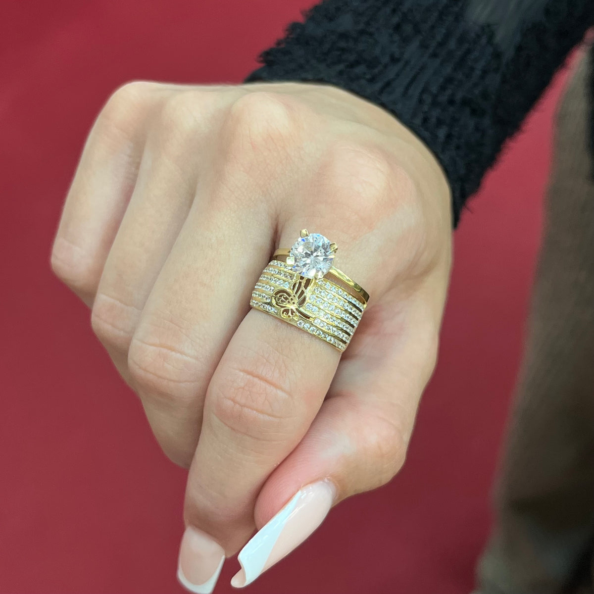 585 Tugra Shine Einstein Ring aus Gelbgold 14K mit großem Zirkonia-Solitär und feinen seitlichen Steinen auf Damenhand