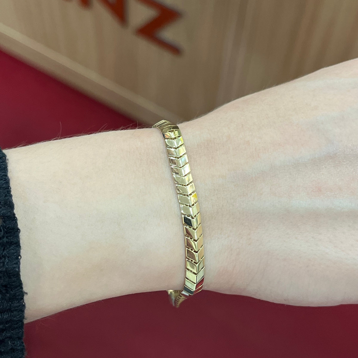 585 V-Link Armband aus 14K Gelbgold mit polierten V-förmigen Gliedern am Handgelenk