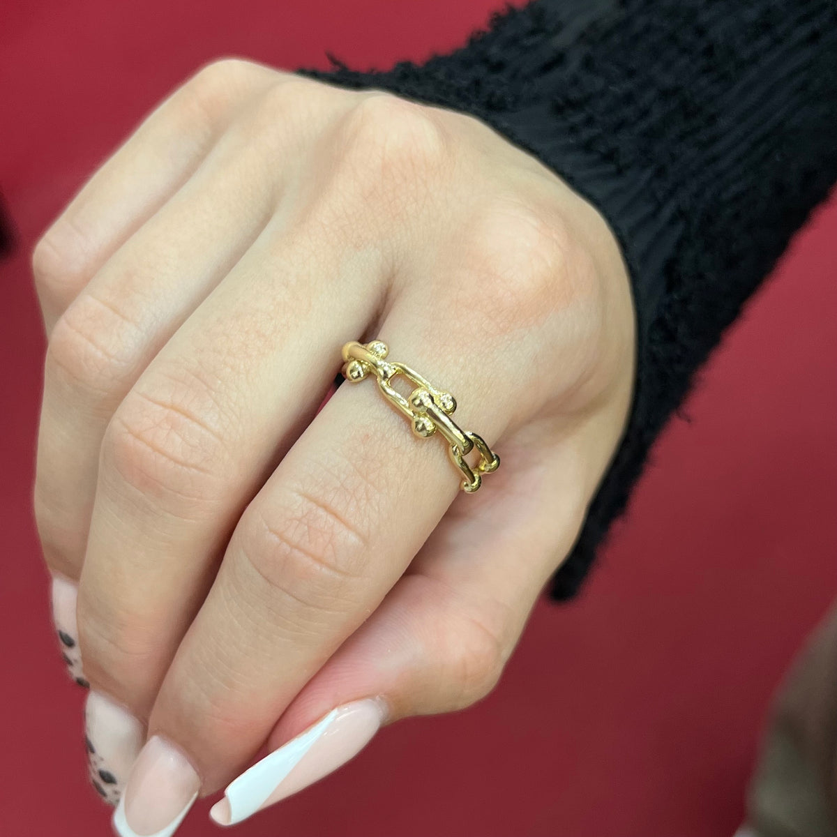 585 Vinca Ring aus Gold 14K im modernen Chain Design auf Damenhand