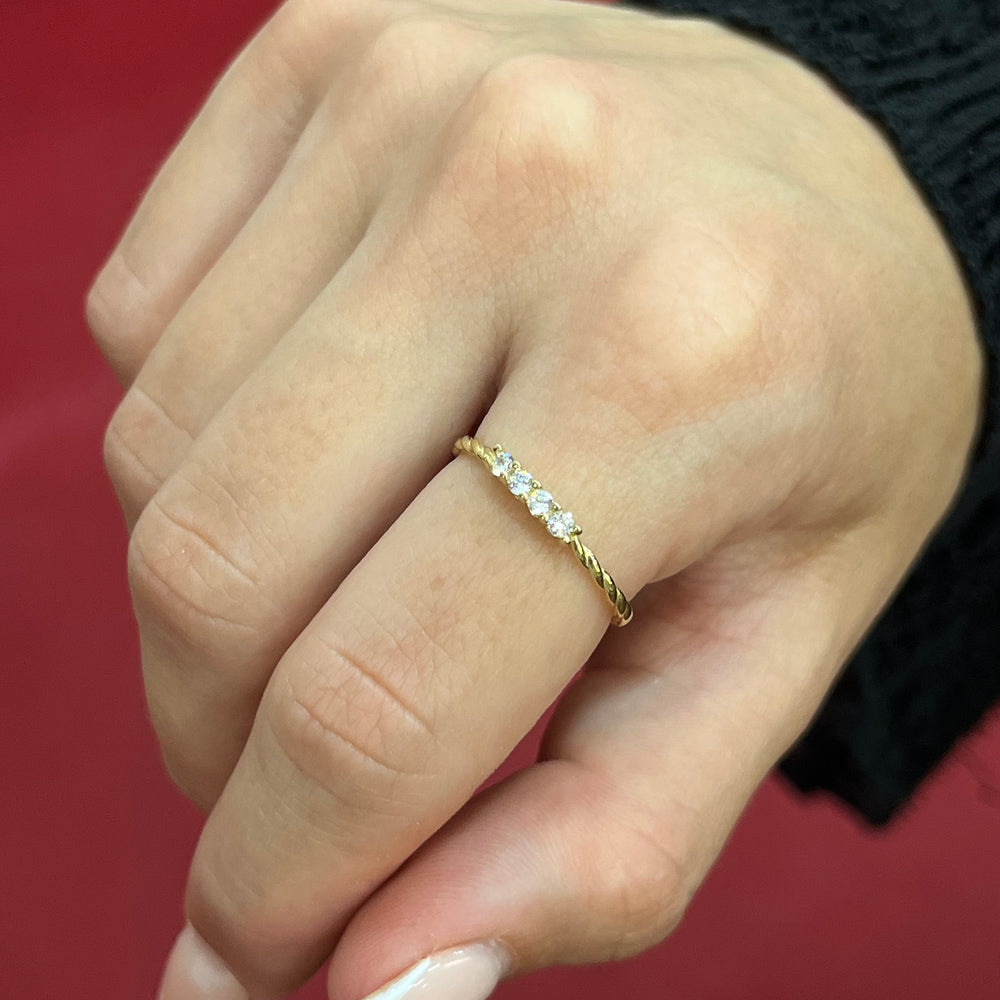 585 Virella Zirkonia Ring aus Gelbgold 14K mit vier funkelnden Zirkonia-Steinen auf Damenhand