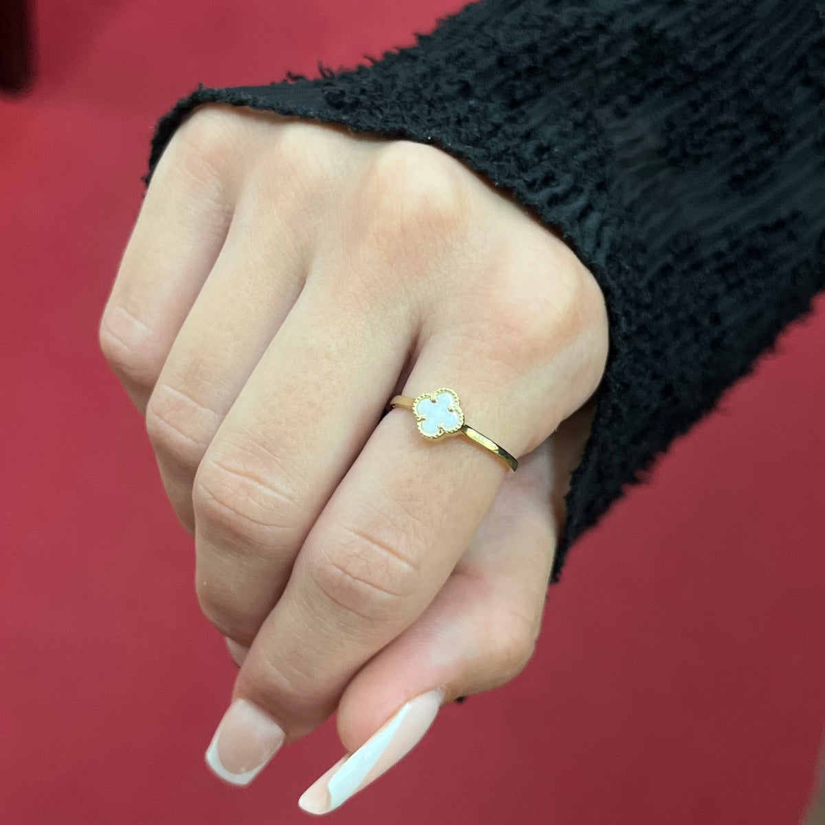585 White Cleef Ring aus Gelbgold 14K mit weißem Kleeblatt-Einsatz auf Damenhand